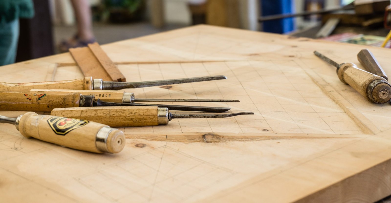 BEGINNER'S GUIDE TO WOOD CARVING TOOLS & TECHNIQUES